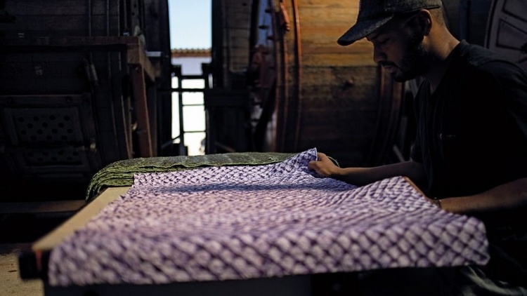 الملابس المستدامة جلد الأسماك عملية arapaima عمال المدبغة مصنع البرازيل