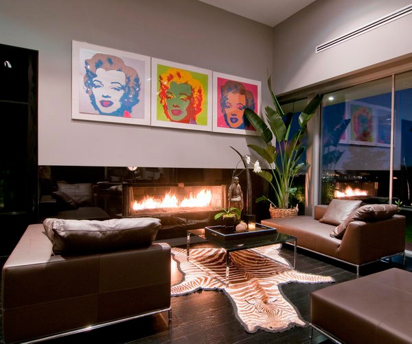 غرفة معيشة مع مدفأة وفن Pop Art Merilyn Monroe