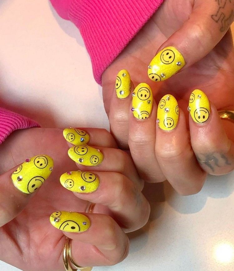 Smiley Nail Design Pictures Indie Nails Nail Trends خريف 2021