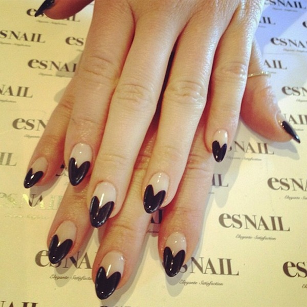Nailart-design-black-nail-tips-شكل-قلب-فرنسي