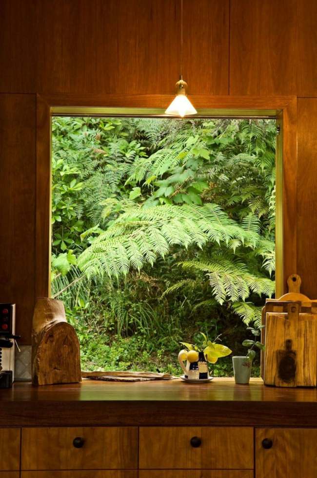 نافذة المطبخ على الطراز الريفي ، تصميم داخلي حديث بأشعة الشمس