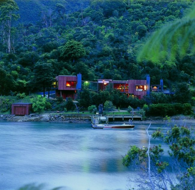 منزل بحيرة قارب جبال الغابات الخشبية واجهة المساء الإضاءة