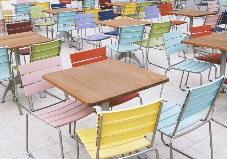مقهى الشوارع يفرغ طاولات وكراسي بمساند ظهر ملونة خلال الموسم المنخفض 2020