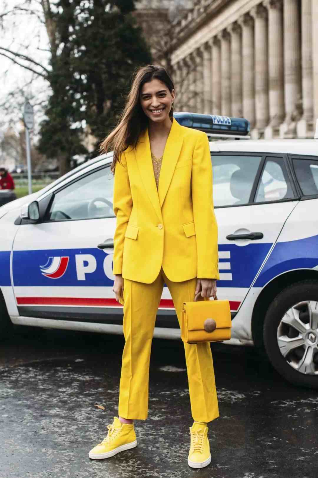 نيون الألوان الاتجاه تناسب الأحذية الصفراء النيون الأصفر اتجاهات الموضة حقيبة يد الصيف