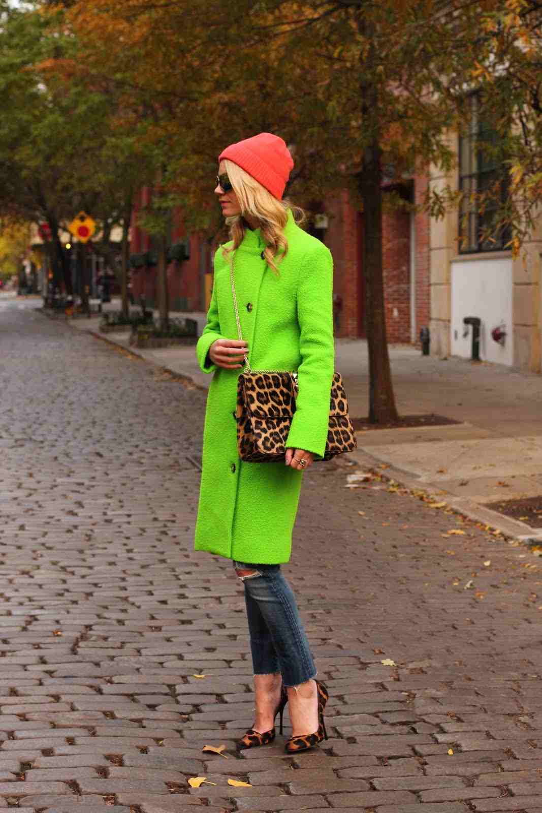 ألوان النيون معطف الصوف ليوبارد نمط حقيبة يد عالية الكعب اتجاهات الموضة للمرأة