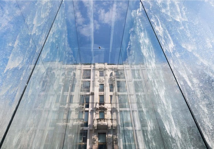 متجر أبل في ميلانو نافورة زجاجية مربعة