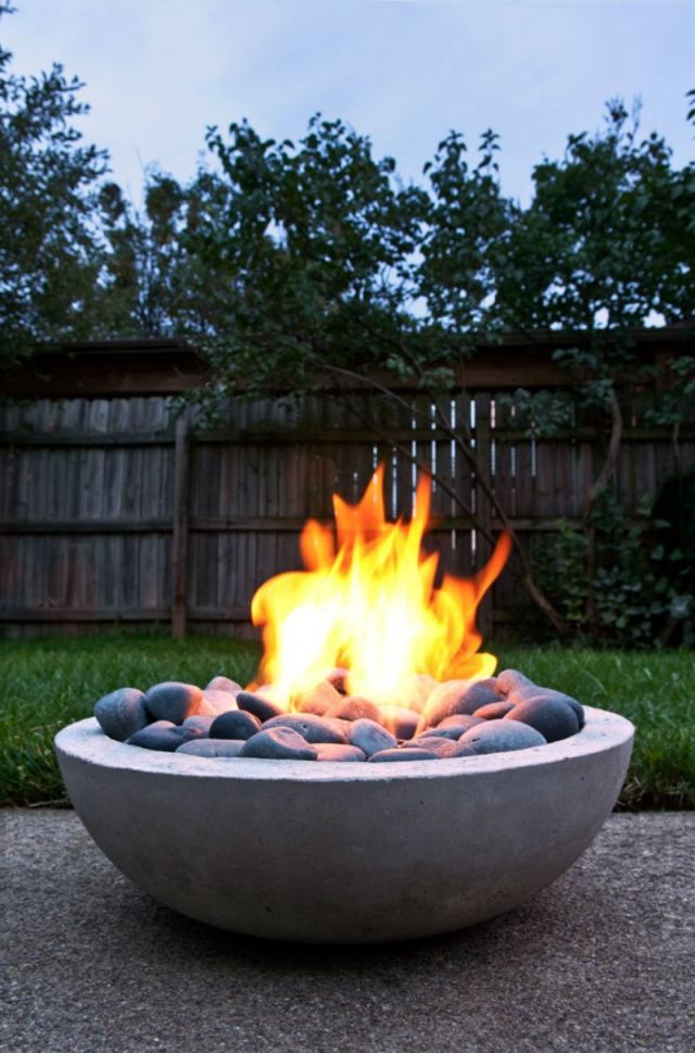 مدفأة خرسانية حديثة - تصميم بيضاوي وسط حديقة