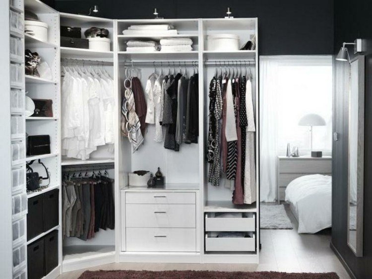خزانة-ملابس-مفتوحة-أنيقة-سوداء-بيضاء-أنيقة-غرفة نوم-بوكس-سجاد-سرير-مصباح ليلي