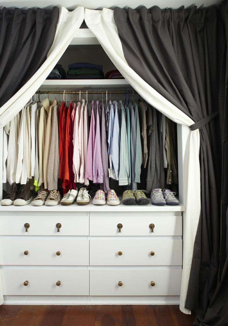 خزانة ملابس مفتوحة-ستائر-معتمة-بني-كريمي-خزانة ذات أدراج-أدراج-قمصان-أحذية رياضية-ألوان متنوعة