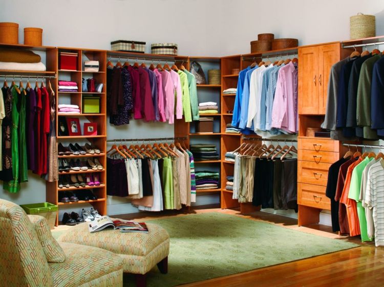 خزانة ملابس مفتوحة - كبيرة - مقاعد خشبية - سجادة - أزواج - أحذية - صناديق - مجلات