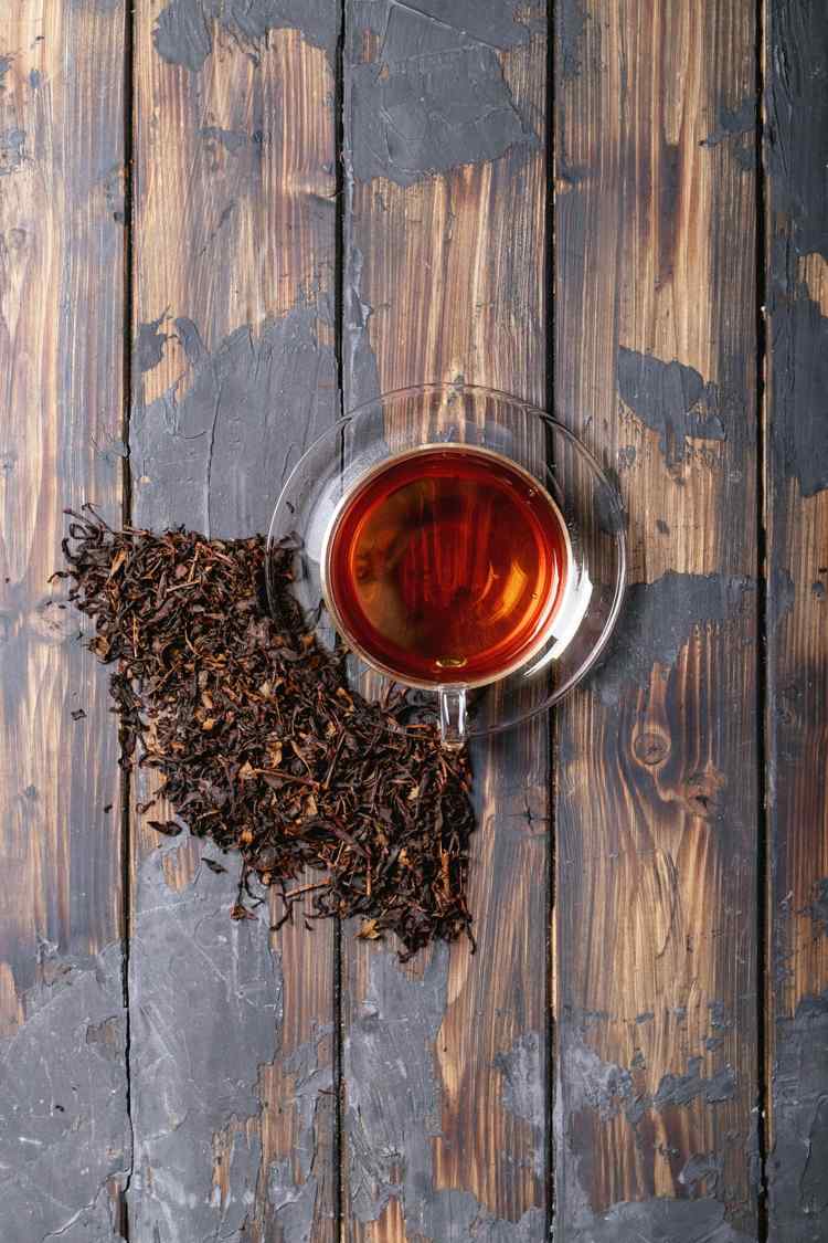 يؤثر الشاي الأسود على القهوة في الزهور والنباتات وهو غني جدًا بالعناصر الغذائية