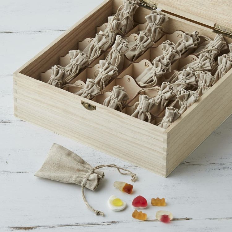 صندوق الشاي كفكرة ريفية لتقويم المجيء مع أكياس صغيرة من الحلويات