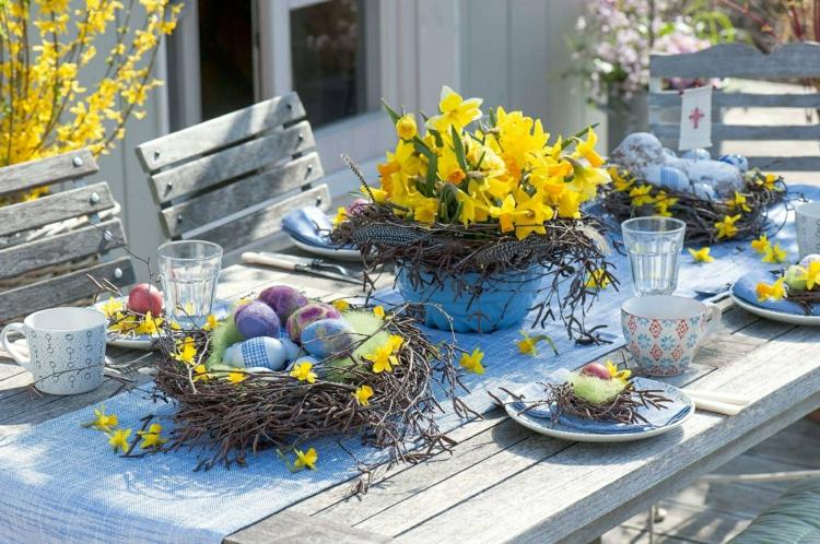 اصنع ترتيب عيد الفصح الخاص بك مع أزهار النرجس وعش لطاولة عيد الفصح على الشرفة