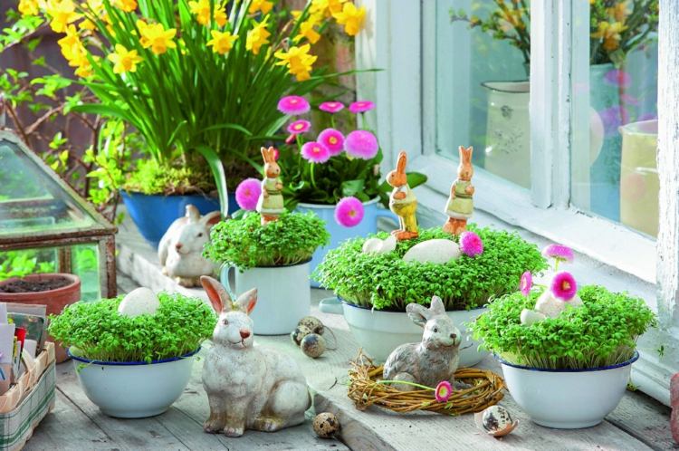 فكرة الديكور مع أرنب عيد الفصح والجرجار في أطباق لعتبة النافذة