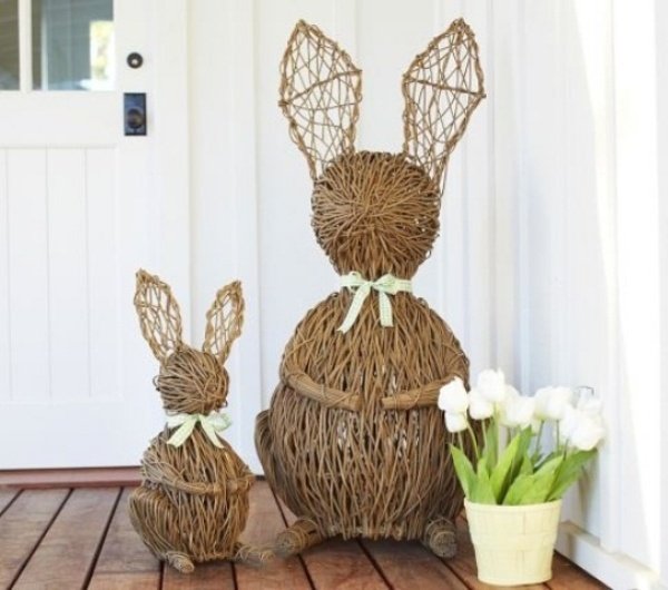 العبث مع شخصيات الأرانب تزيين المنزل والحديقة لربيع عيد الفصح