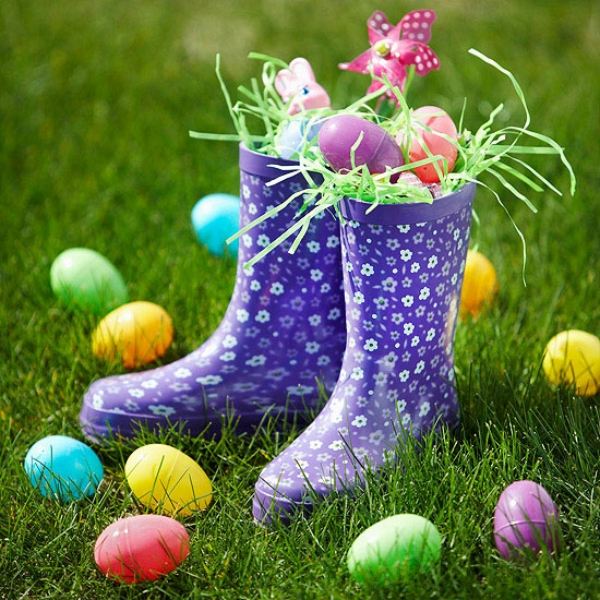 أفكار تزيين بيض عيد الفصح احذية المطر بيض مطلية في الحديقة