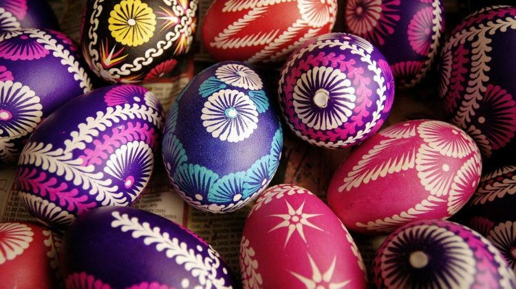 تزيين بيض عيد الفصح بالشمع البنفسجي - الوردي - الزخارف الجذابة - الفن