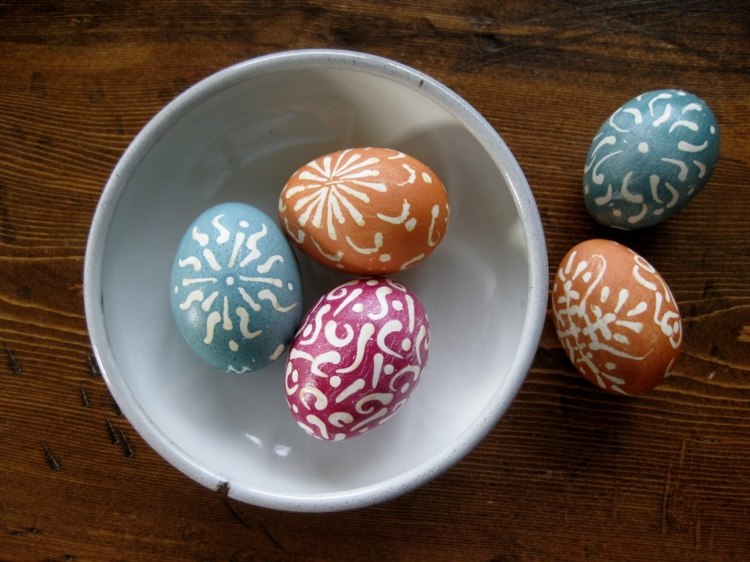 بيض عيد الفصح-شمع-تزيين-ألوان الباستيل-أزرق فاتح-برتقالي-وردي-أفكار
