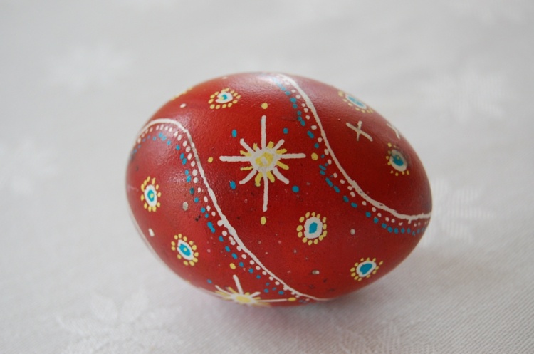 تزيين بيض عيد الفصح مع الشمع فكرة موجة خط نجمة الرسم