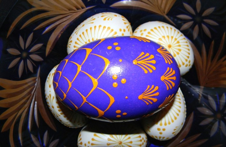تزيين بيض عيد الفصح بقشور الشمع - النقاط - الأزرق الداكن