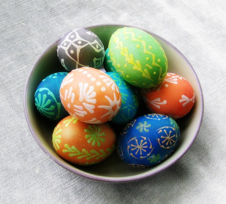 عيد الفصح-بيض-شمع-تزيين-صحن-طاولة-ديكور-إلهام-ألوان-ملونة