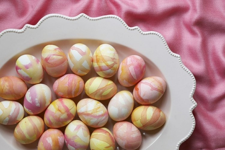 بيض عيد الفصح ، مطلي بالألوان المائية ، لوحة ملونة دافئة ، مظهر رخامي