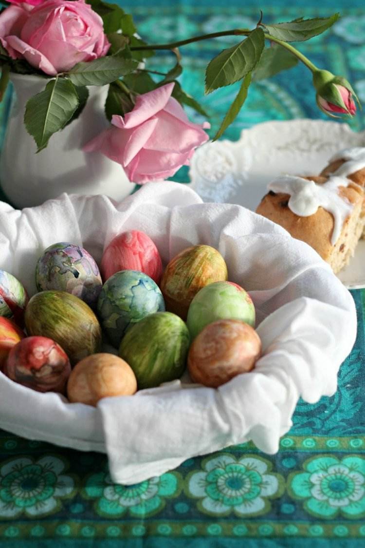 عيد الفصح-بيض-ألوان مائية-تلوين-ترقيع-عيد الفصح-ورد وردي-باقة
