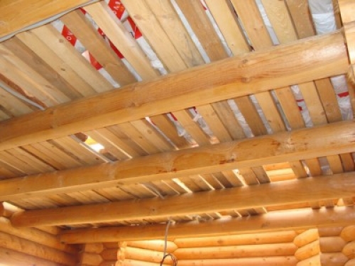 בניית תקרה בבית עץ