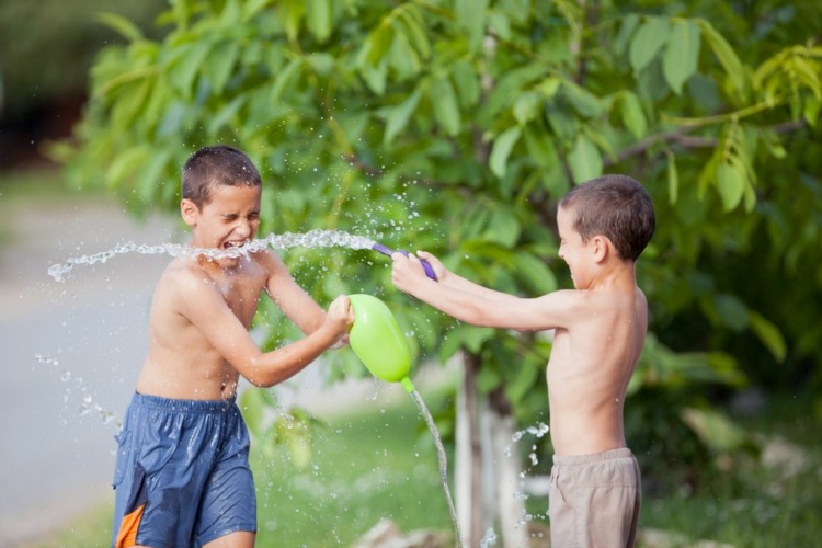 ألعاب في الهواء الطلق للأطفال الأولاد متعة الصيف المياه