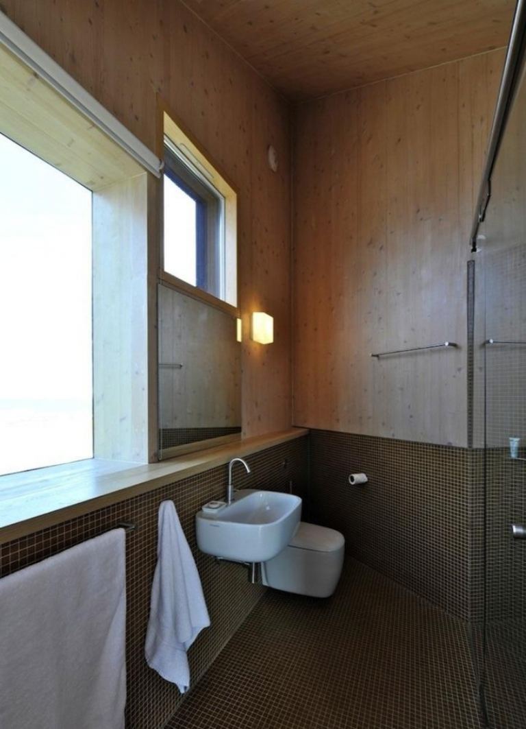 نافذة بانورامية - غير متناظرة - منزل - حمام - بلاط فسيفساء - بني - خشب - زجاج - حوض - مرحاض