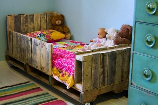 الأثاث من منصات الشحن upcycling cot