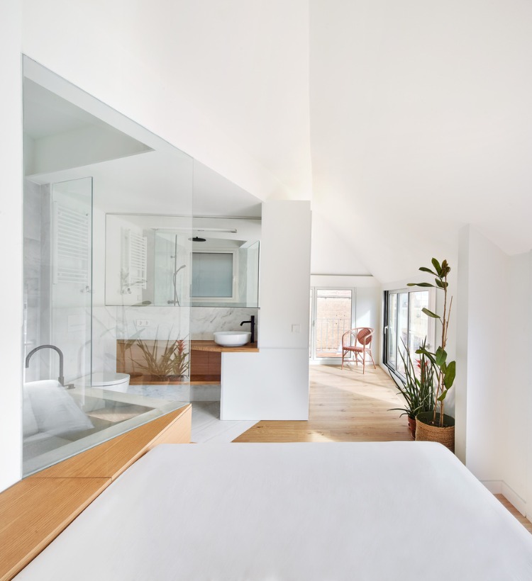 الجدران البيضاء والزجاج مع الخشب لتأثيث الشقة الحديث والموفر للمساحة