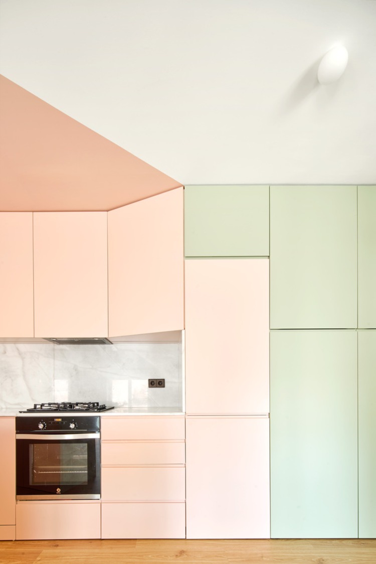 أثاث بسيط وموفر للمساحة للمطبخ مع خزائن ملونة