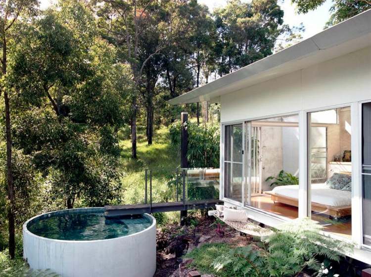 حمام سباحة صغير حديقة دائرية خرسانية جسر مشاة غرفة نوم