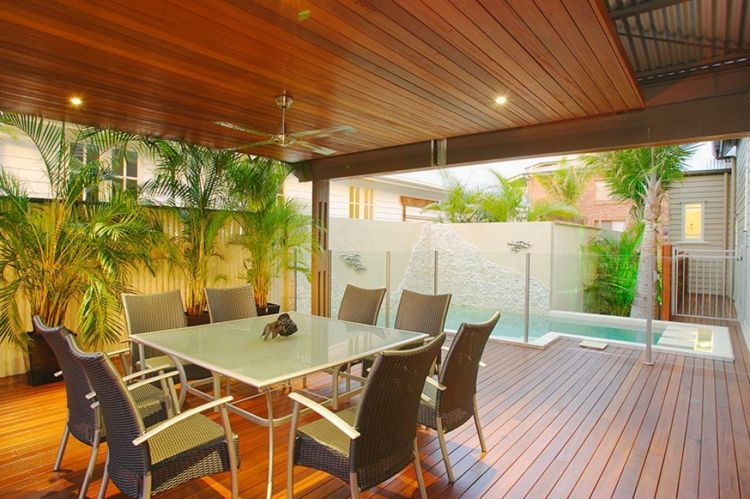 حمام سباحة صغير - حديقة - تراس - أسقف خشبية - أضواء مدمجة - طاولة طعام