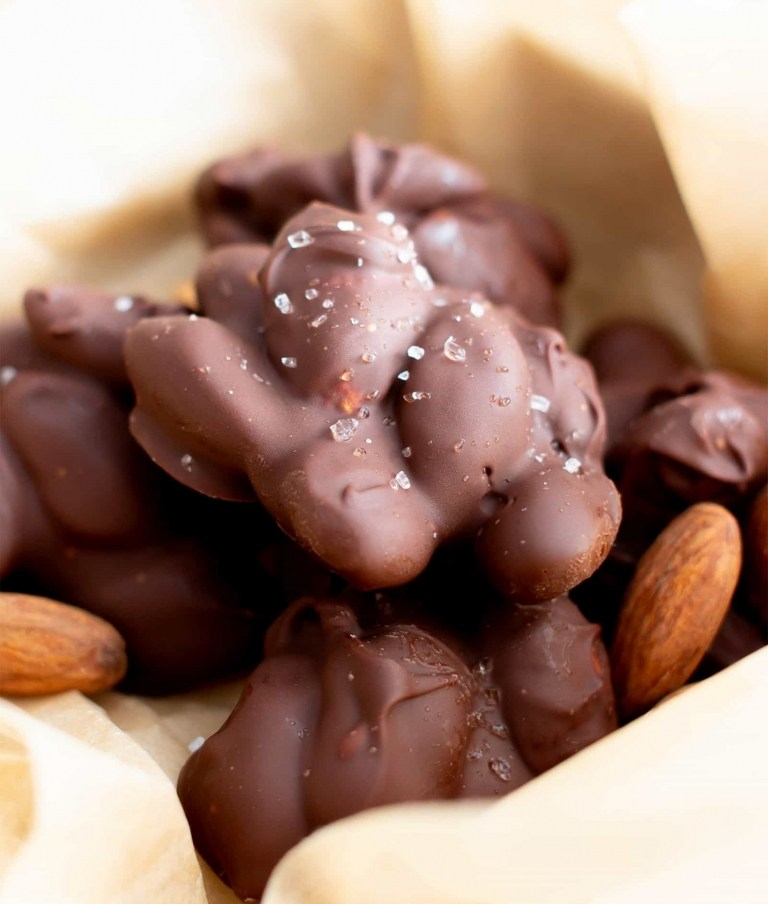 وصفة شرائح اللوز مع حلوى الشوكولاتة بالشوكولاتة سهلة