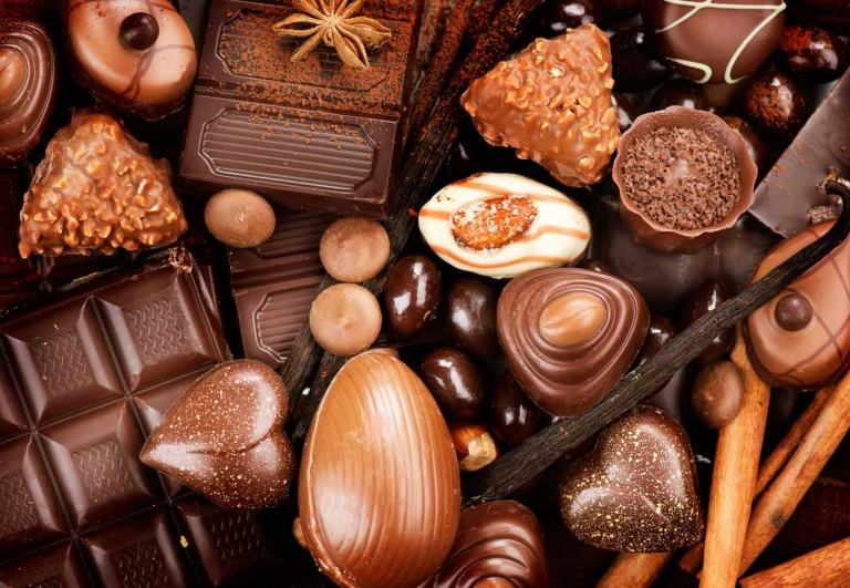 الشوكولاتة تصنع شظايا اللوز بوصفة الشوكولاتة