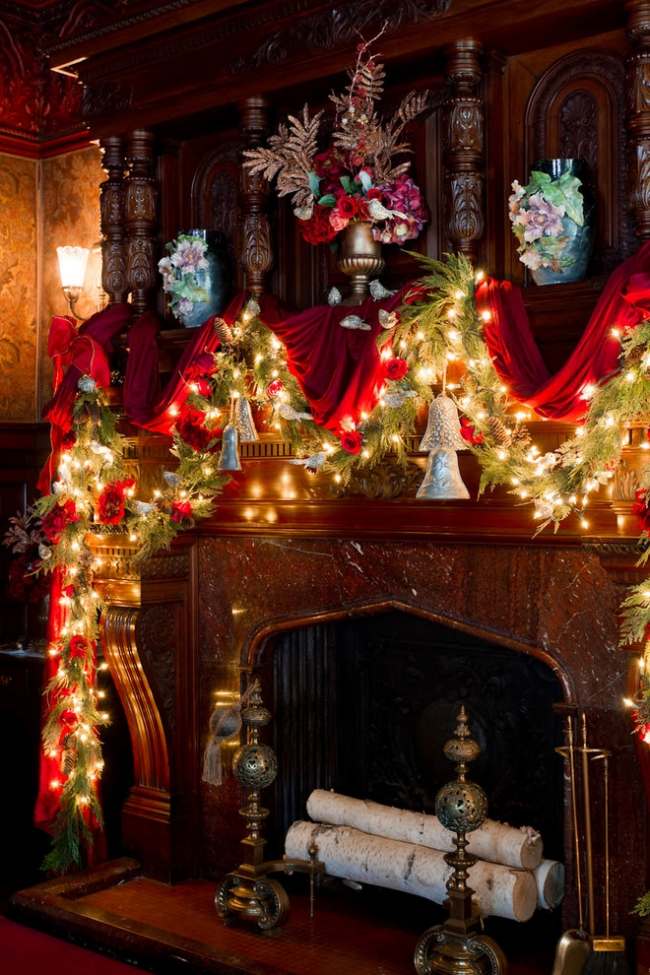 أضواء خرافية منزل مدفأة تاريخية القوس مزينة لعيد الميلاد