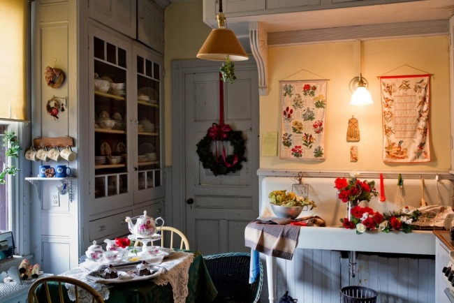 مطبخ منزل تاريخي على الطراز الريفي مزين لعيد الميلاد