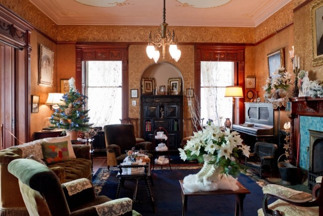 البيت التاريخي لعيد الميلاد غرفة المعيشة الأبيض البونسيتة