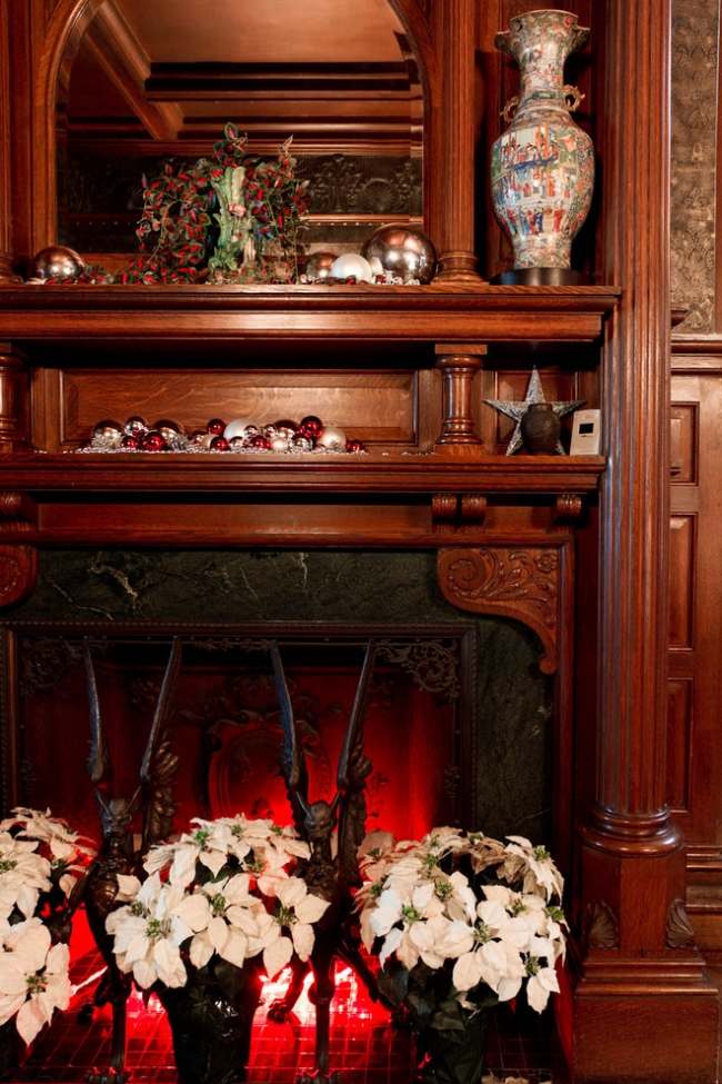 منزل تاريخي في نيويورك مدفأة poinsettias عيد الميلاد مزينة