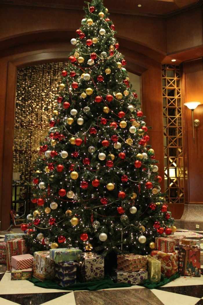 لعيد الميلاد مزينة قاعة مدخل كبير هدايا شجرة عيد الميلاد