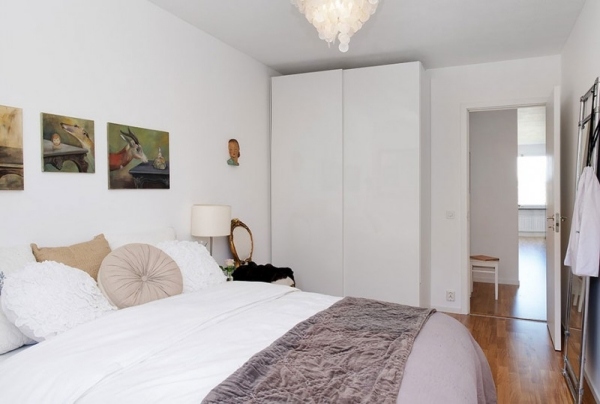 غرفة نوم مؤطرة للسرير - أرضيات خشبية صلبة داكنة - خزانة بيضاء - بياضات أبواب بدون مقبض