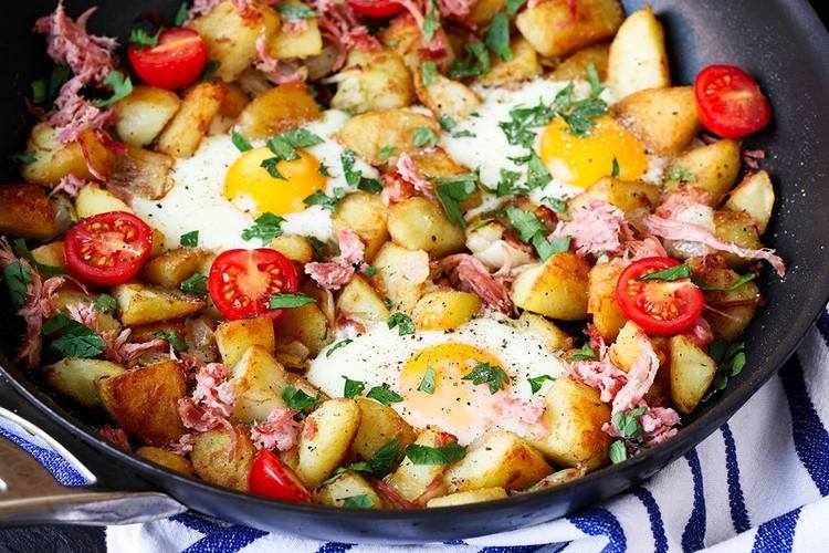 بقايا البطاطس طبخ وصفة بيض فطور المزارع