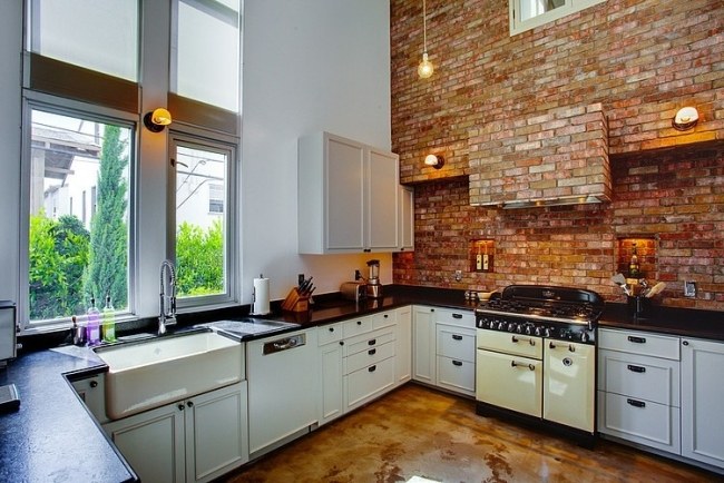 المطبخ جدار من الطوب الرجعية التصميم الداخلي مع لمسة صناعية