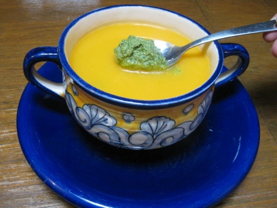 حساء اليقطين-تقديم-وعاء-سيراميك-ازرق