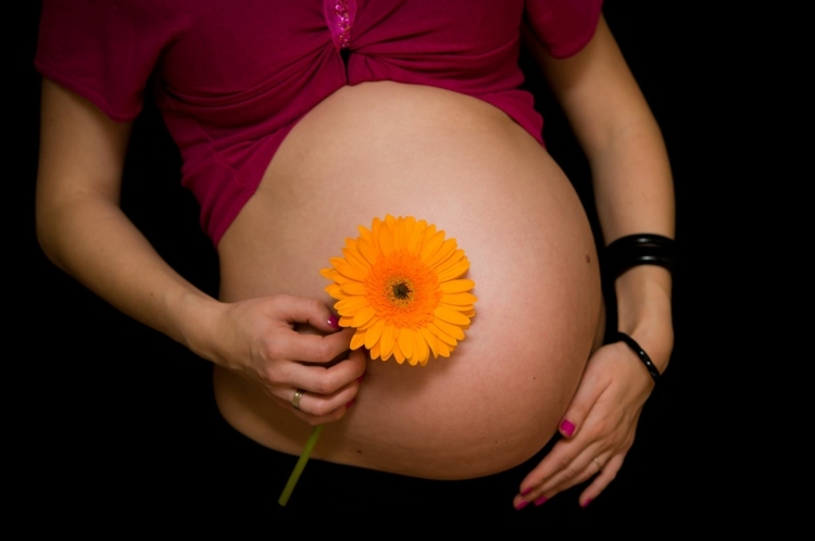 أثناء الحمل ، مرهم آذريون يخفف من علامات التمدد