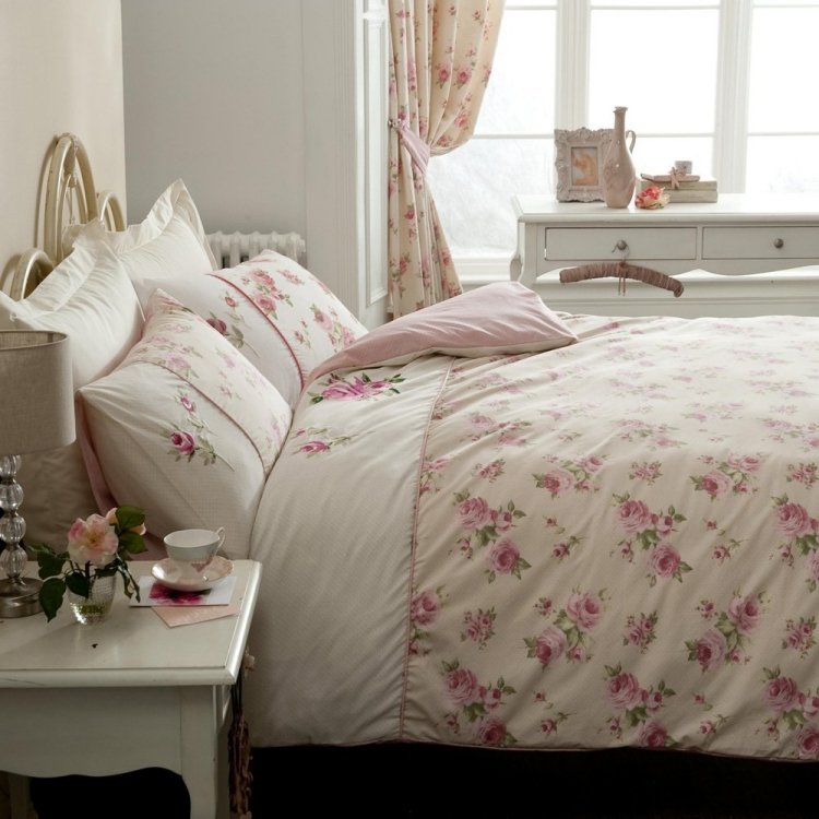 ديكورات غرف نوم رومانسية افكار ورود لغرفة النوم مفرش سرير على الطراز الريفي