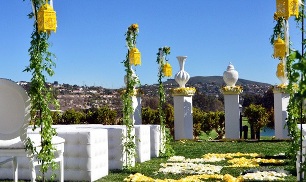 مذبح الزفاف الأبيض الزهور الصفراء مقاعد بيضاء