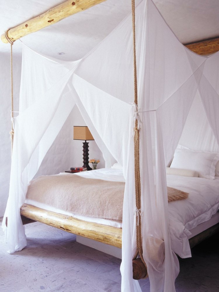 غرفة نوم رومانسية - سرير خشبي - سرير بأربعة أعمدة - ستائر بيضاء